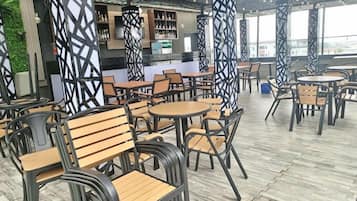 Bar junto a la piscina