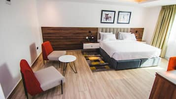 Hochwertige Bettwaren, Betten mit Memory-Foam-Matratzen, Zimmersafe