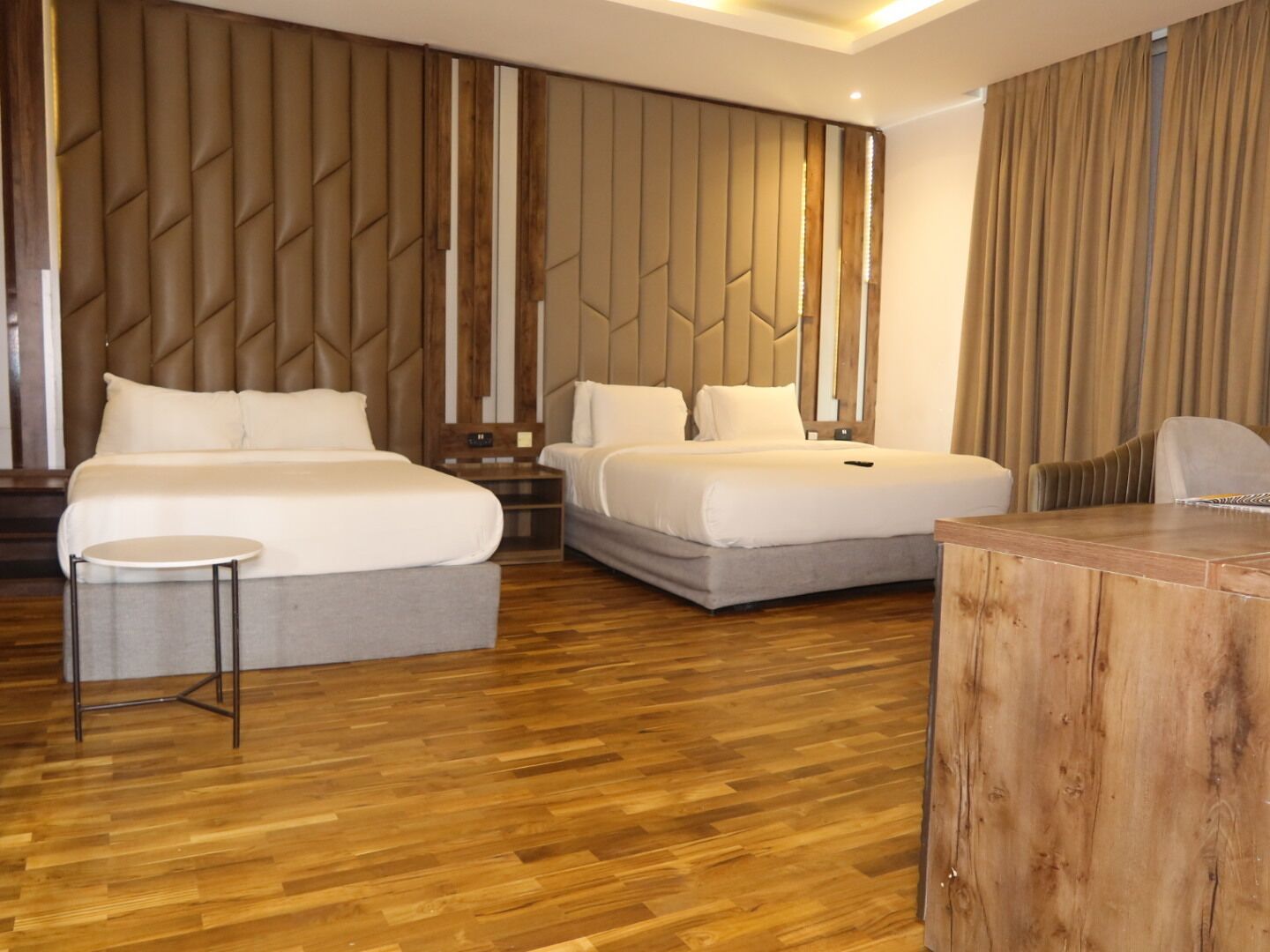 Chambre Exécutive, 1 lit double, douche accessible en fauteuil roulant, vue ville | Literie de qualité supérieure, matelas mémoire de forme