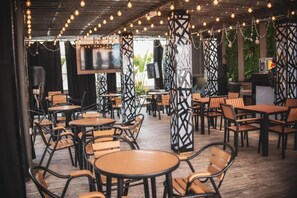 2 bars/lounges