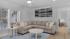 Casa, letti multipli, patio, vista giardino (Slice of Paradise) | Area soggiorno | TV a schermo piatto 42 pollici con canali digitali