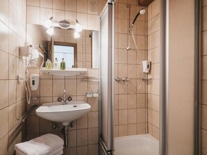 Hair dryer, towels, soap, shampoo - Haus Bellevue (Serfaus)