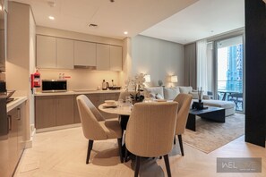 Deluxe-Apartment, Balkon, Stadtblick | Eigene Küche | Kühlschrank, Mikrowelle, Ofen, Kochgeschirr/Geschirr/Besteck