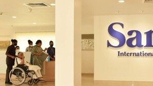 Un área de recepción con un cartel que dice "San International".