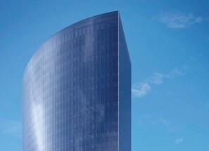 Un bâtiment moderne en verre, doté d’une façade incurvée.