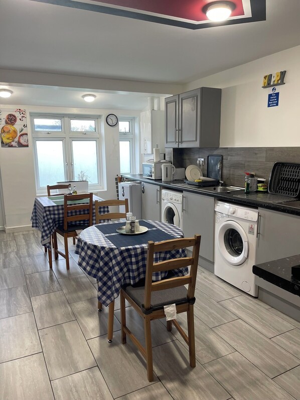 Oven, electric kettle, toaster, cookware/dishes/utensils