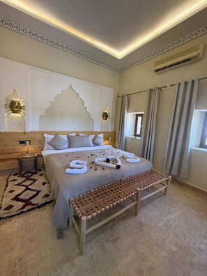 Junior suite | Een kluis op de kamer, individueel gedecoreerd, verduisterende gordijnen