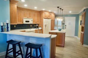 Frigorífico, microondas y horno