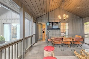 Outdoor dining - Rest Ashored- Lake Burton home 250 yds from lake (Tiger)
