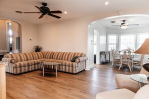 TV - House with Bayview, Walk to the Beach & Boardwalk (Ocean City)