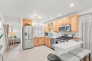 Frigorifero, microonde, forno, piano cottura