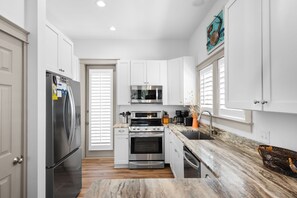 Casa, varias camas, patio, vistas al mar (Memory Maker) | Cocina privada | Cafetera o tetera