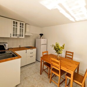 Full-sized fridge, stovetop, cookware/dishes/utensils - RESIDENCE ORIZZONTE BLU (Morciano di Leuca)