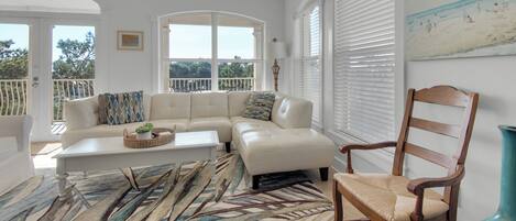 Apartment, Mehrere Betten, Balkon, Poolblick (Seaview Villas A402) | Wohnbereich