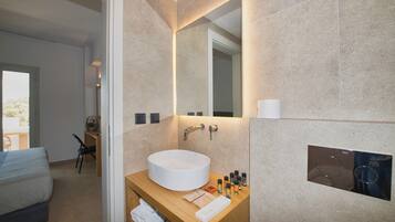 Habitación doble, vistas al mar | Baño | Ducha, artículos de higiene personal gratuitos y secador de pelo