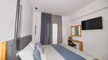Habitación doble, vistas al mar | Caja fuerte, escritorio, sistema de insonorización