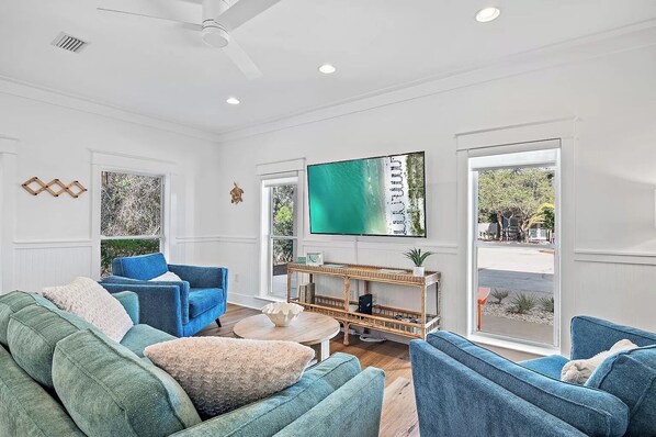 Huis, Meerdere bedden, toegang tot zwembad, uitzicht op zwembad (Pour Some Sugar On Me) | Woonruimte | Een 42-inch flatscreentelevisie met digitale zenders