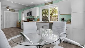 Talo, useita sänkyjä, patio, näköala puutarhaan (Serena's Secret) | Yksityinen keittiö