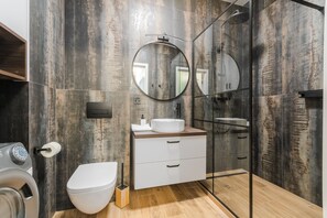 Apartemen Comfort, balkon | Kamar mandi | Shower dan handuk