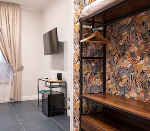 Quarto triplo conforto | Escrivaninha, cortinas blackout, Wi-Fi de cortesia, roupa de cama