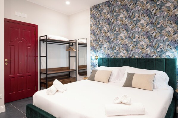 Klassieke tweepersoonskamer | Een bureau, verduisterende gordijnen, gratis wifi, beddengoed