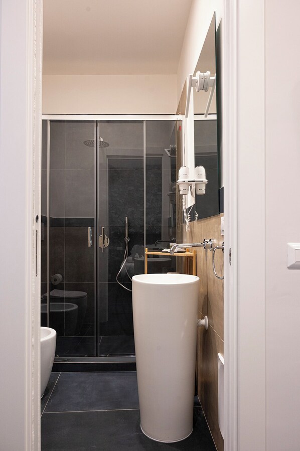 Classic Double Room | Bathroom | Shower, hair dryer, bathrobes, towels - Porta Cerasa (Naples)