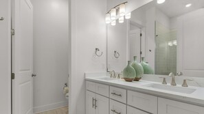 Maison, plusieurs lits, balcon, vue jardin (Serene Near the Sea) | Salle de bain
