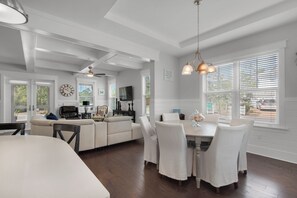 Hus, flere senger, terrasse, havutsikt (9 Prairie Pass) | Spiseområde på rommet