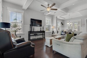 Hus, flere senger, terrasse, havutsikt (9 Prairie Pass) | Oppholdsområde