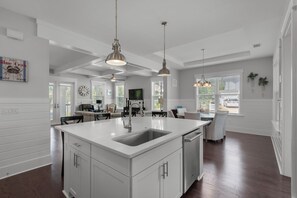 Casa, varias camas, patio, vistas al mar (9 Prairie Pass) | Cocina privada