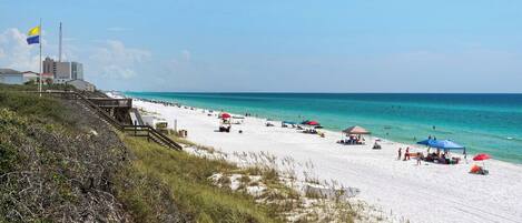 Una spiaggia nelle vicinanze