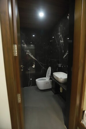 Douche, douche à « effet pluie », serviettes fournies, savon