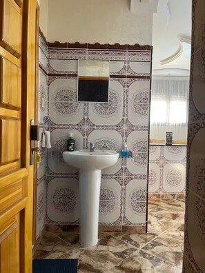 Shower, towels, soap, toilet paper - Furnished apartments for rent in Hay Hassani, Dakhla. (Dakhla)