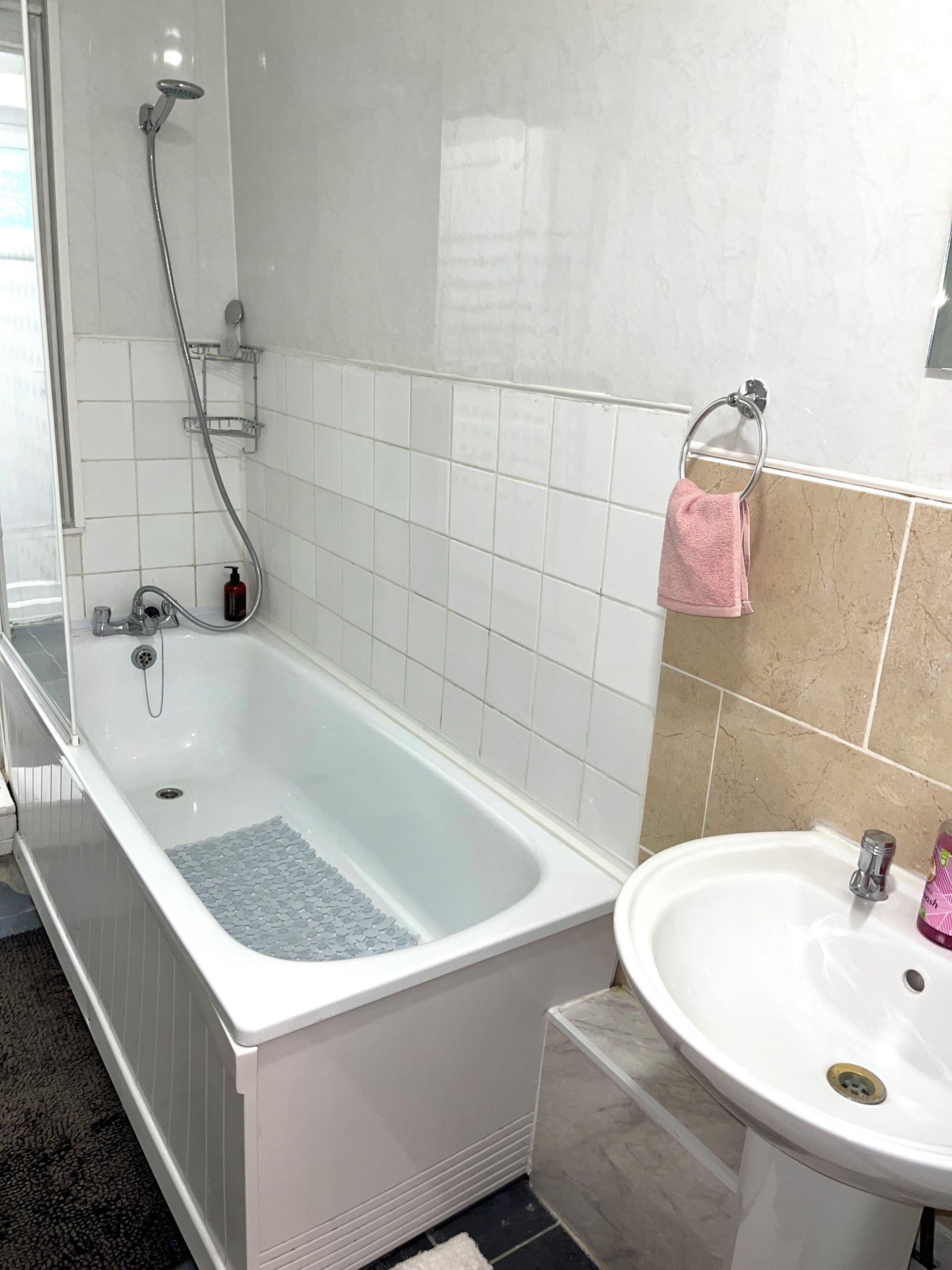 Haartrockner, Handtücher, Seife, Toilettenpapier