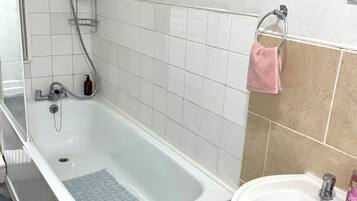 Een haardroger, handdoeken, zeep, toiletpapier