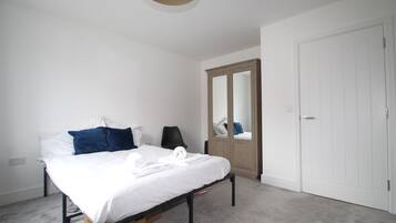 4 bedrooms, iron/ironing board, WiFi, bed sheets