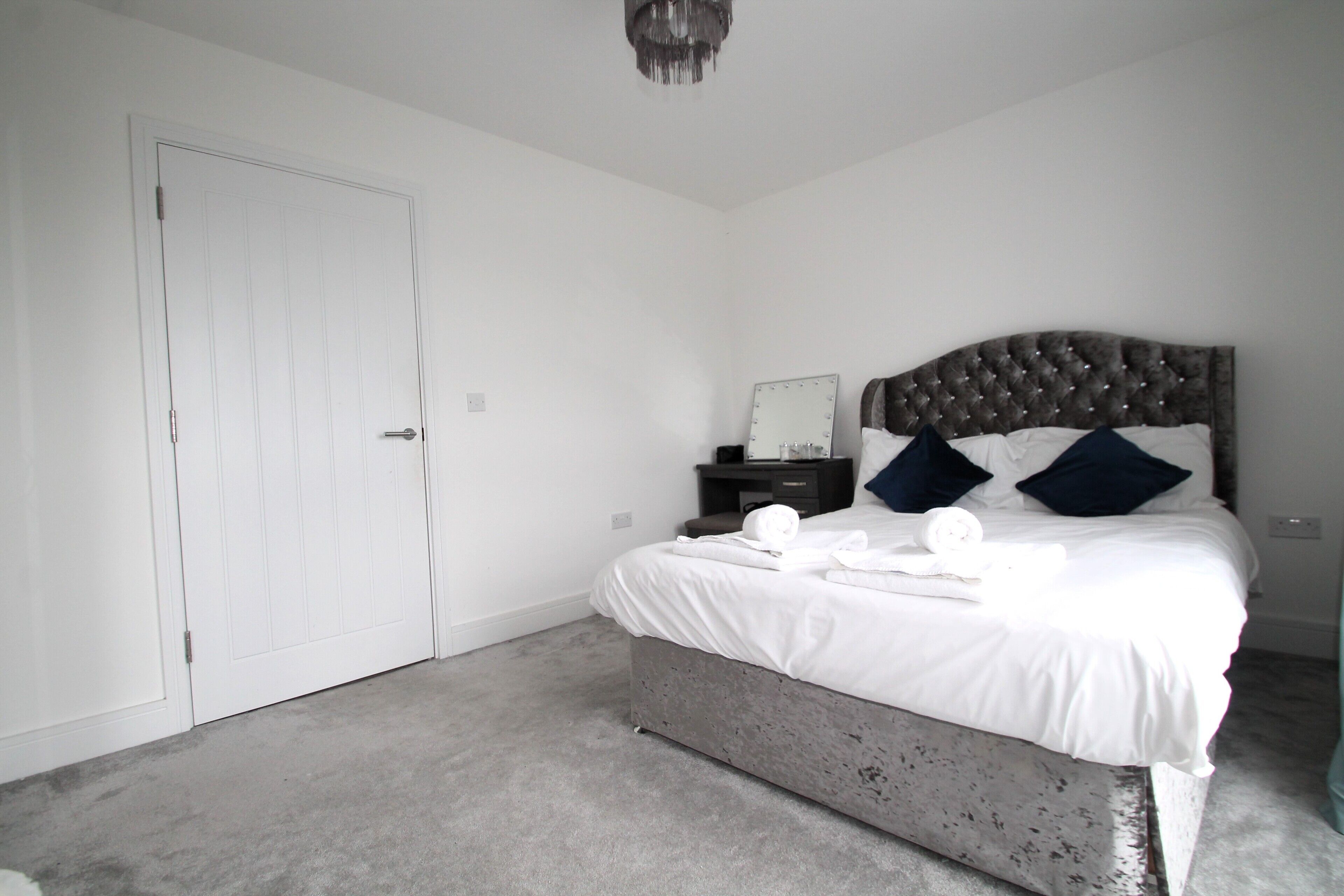 4 bedrooms, iron/ironing board, WiFi, bed sheets