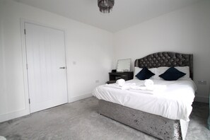 4 bedrooms, iron/ironing board, WiFi, bed sheets