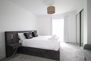 4 bedrooms, iron/ironing board, WiFi, bed sheets - BEAULIEU PARK - SLEEPS 10 - CHELMSFORD (Chelmsford)