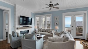 Hus, flere senger, terrasse, delvis havutsikt (A Lovely Day) | Oppholdsområde