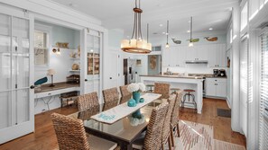 Hus - flera sängar - uteplats - utsikt mot trädgården (A Whale's Tail) | Eget kök