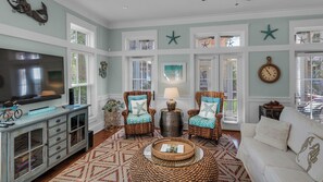 Hus - flera sängar - uteplats - utsikt mot trädgården (A Whale's Tail) | Vardagsrum