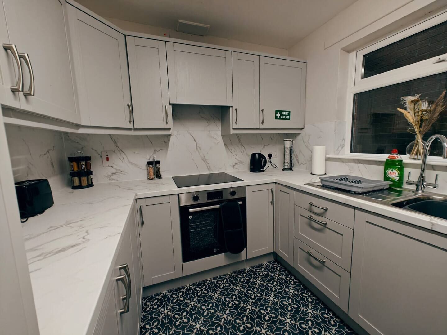 Jääkaappi, mikroaaltouuni, uuni, liesi