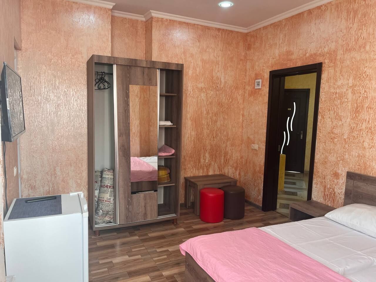 Dobbelt- eller tomannsrom – basic, 2 enkeltsenger, fjellutsikt | Blendingsgardiner, lydisolert, strykejern/-brett og wi-fi (inkludert)