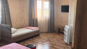 Basic Triple Room | Blackout curtains, soundproofing, iron/ironing board, free WiFi