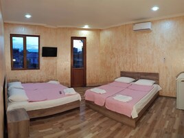 Basic Quadruple Room | Blackout drapes, soundproofing, iron/ironing board, free WiFi