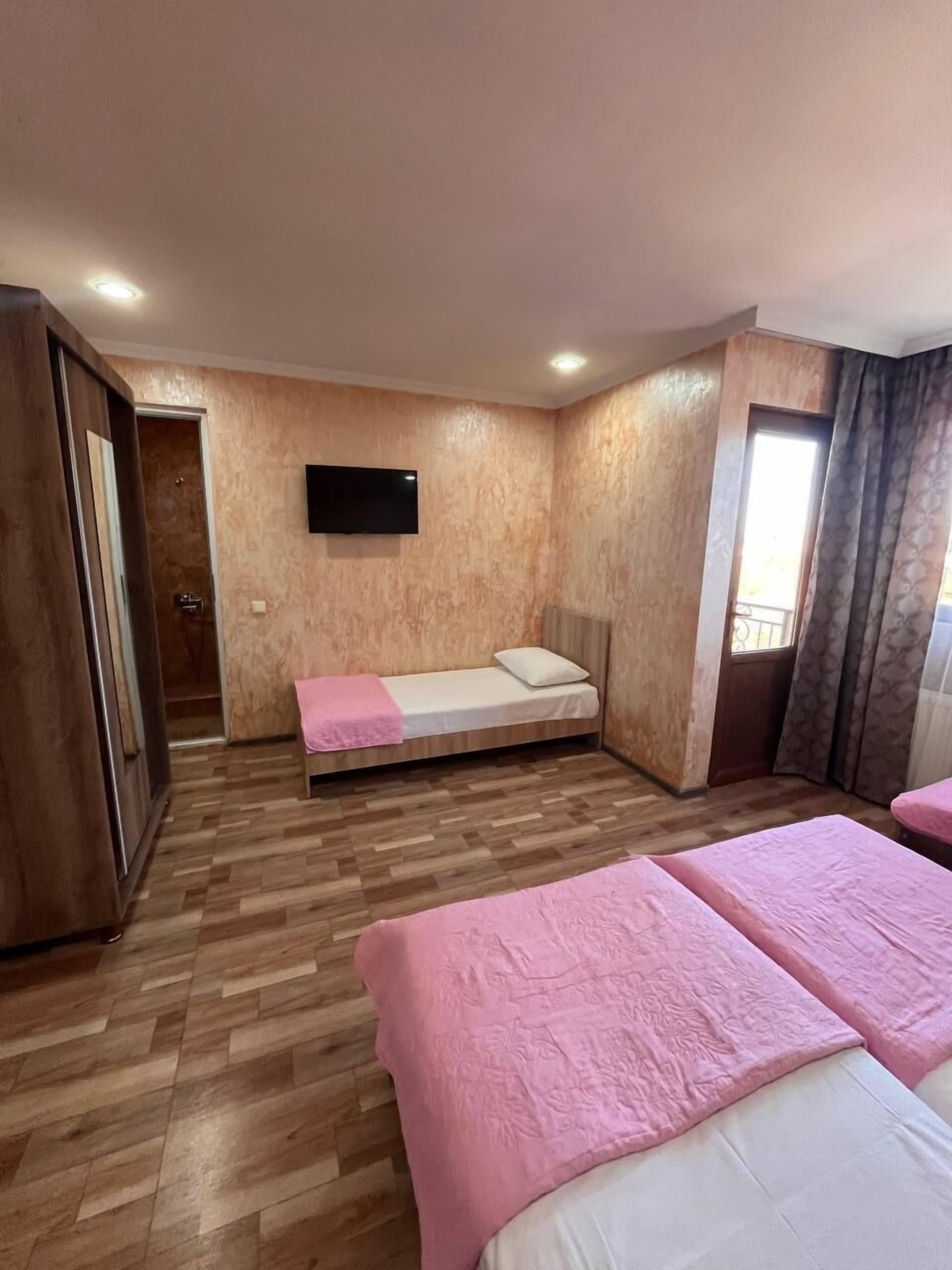 Firemannsrom – basic | Blendingsgardiner, lydisolert, strykejern/-brett og wi-fi (inkludert)