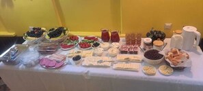 Desayuno continental diario (EUR 6 por persona)