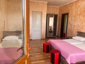Premium bedding, blackout curtains, soundproofing, iron/ironing board - Guest house Marina (Kobuleti)