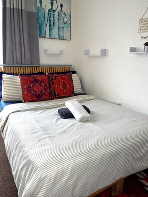 1 habitación, tabla de planchar con plancha, wifi y ropa de cama 